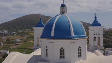 Antenne---Orthodoxe-Kirche-Im-Dorf-Falatados-In-Tinos,-Griechenland