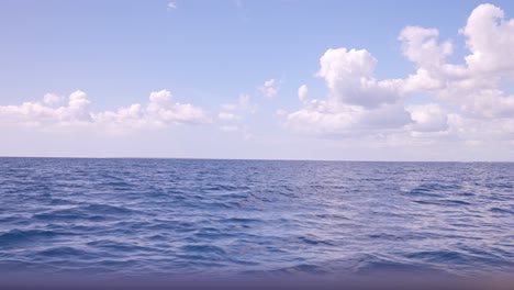 Blick-Auf-Das-Meer-Aus-Dem-Fenster-Einer-Yacht-Auf-Dem-Weg-Nach-New-Florida