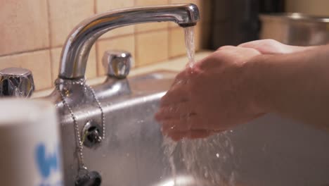 Händewaschen-Unter-Dem-Küchenhahn-Mit-Naturseife