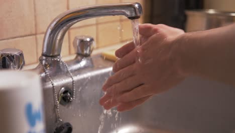 Händewaschen-Unter-Küchenarmatur-In-Zeitlupe