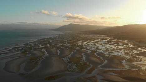 Wunderschöner-Einzigartiger-Strand-Bei-Ebbe-Während-Des-Sonnenuntergangs-Im-Norden-Der-Südinsel-Von-Neuseeland-In-Der-Nähe-Des-Tasman-Nationalparks