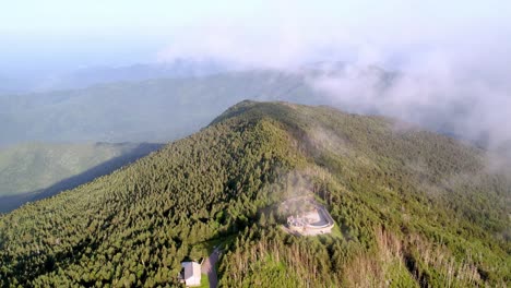 Aerial-High-Pullout-über-Mt.-Mitchell,-Mount-Mitchell-NC,-North-Carolina