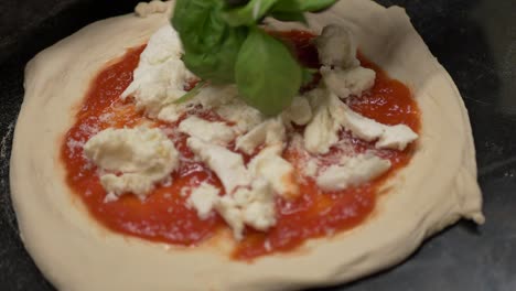 Pizza-Margherita-Zubereiten
