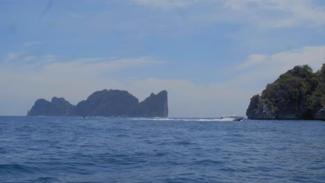 Boote-Am-Rande-Der-Phi-Phi-Inseln-In-Thailand
