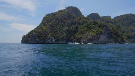Barcos-A-Lo-Largo-Del-Borde-De-Las-Islas-Phi-Phi-En-Tailandia