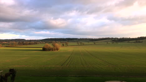 Leicestershire-Manor-House-Blick-über-Das-Feld-Mit-Blauem-Und-Rosa-Himmel-Und-Grüner-Koppel-Tagsüber