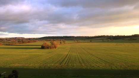 Leicestershire-Herrenhaus-Mit-Goldenem-Himmel-Und-Blick-über-Die-Grüne-Wiese-Während-Der-Tagfront-Zu-Sehen