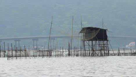 Fischbarrikade-In-Den-Gewässern-Indonesiens,-Noch-Weitwinkelaufnahme