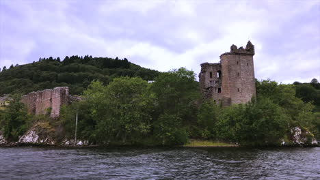 Urquhart-Castle-ruins-from-the-waters-of-Loch-Ness-in-the-Scottish-Highlands