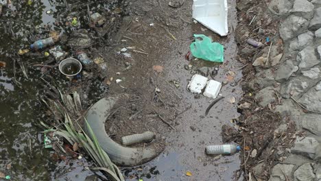 Müll-In-Einem-Kleinen-Bewässerungskanal