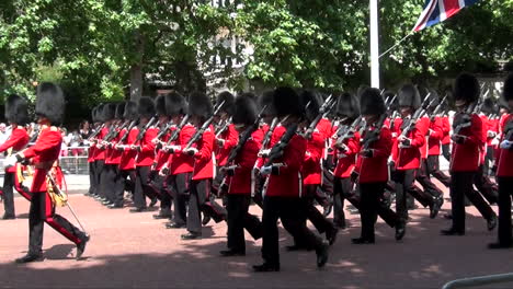 Leitartikel:-Queens-Guards-Marschieren-Bei-Der-Trooping-Of-The-Colour-Parade-2017,-Die-Den-Geburtstag-Der-Königin-Im-Zentrum-Von-London-Feiert