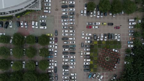 Drohnenaufnahme-Eines-Vollen-Parkplatzes