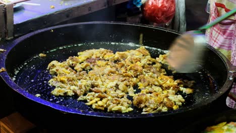 Asiatisches-Straßenessen,-Das-Auf-Einer-Heißen-Pfanne-Kocht
