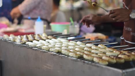 Thailand-Street-Food-Verkäufer,-Der-Bananen-Grillt