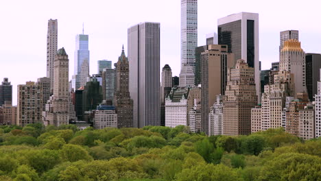 Manhattan-New-York-City-skyline-during-the-day-over-Central-Park-from-Upper-West-Side-towards-Midtown