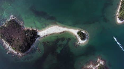 Insel-Pak-Sha-Chau-In-Der-Bucht-Von-Hong-Kong,-Mit-Einem-Sandstreifen,-Der-Mit-Einer-Kleinen-Insel-Verbunden-Ist,-Luftbild