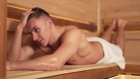 Schöner-Sportlicher-Mann-Entspannt-Sich-In-Der-Russischen-Sauna