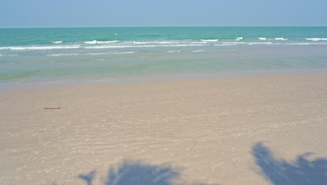 Tropischer-Strand-Mit-Weißem-Sandstrand-Und-Himmelsblick