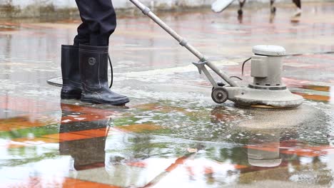 Labor-cleaning-the-floor-with-industrial-floor-cleaning-machine