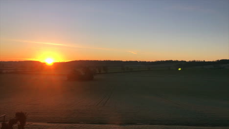 Goldener-Sonnenaufgang-Vom-Herrenhaus-In-Leicestershire-Mit-Blick-Auf-Das-Feld-Mit-Der-Sonne,-Die-über-Dem-Horizont-Aufgeht