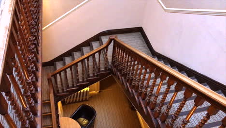 Casa-Señorial-De-Leicestershire-Escalera-Mirando-Hacia-Abajo-Dos-Tramos-De-Escaleras
