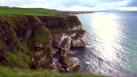 Blick-Auf-Die-Felsigen-Grünen-Klippen-Und-Das-Meer-In-Irland