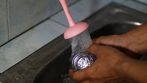 Asiatische-Hände-Waschen-Trinkgläser-Mit-Einem-Schaumschwamm