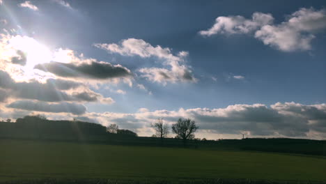 Silhouettenhimmel-In-Leicestershire-Mit-Englischer-Landschaft,-Die-über-Die-Koppel-Am-Winterzweig-Schwenkt