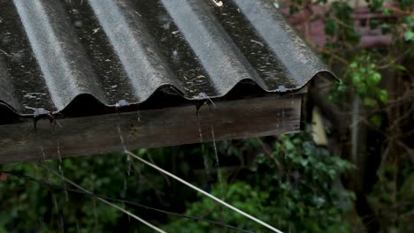 Regen-Fällt-Vom-Dach-Eines-Hauses
