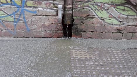 Regenwasser-Fließt-über-Die-Straßen-Und-Wege-Und-Durch-Die-Entwässerungssysteme-Von-Melbourne