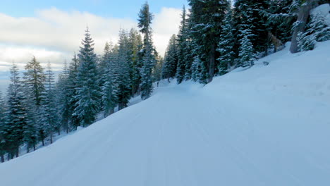 Tiro-Pov-De-Un-Snowboarder-Montando-A-Través-De-Una-Estación-De-Esquí
