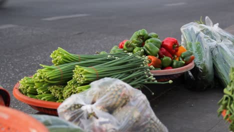 Rack-Fokus,-Verschiedene-Gemüse-Zum-Verkauf-Am-Straßenrand
