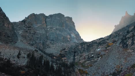 Blick-Auf-Die-Berge-Vom-Emerald-Lake-Im-Rocky-Mountain-Nationalpark-In-Colorado