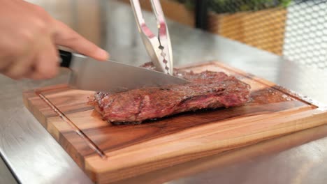 Chef-cutting-hot-medium-rare-flank-beef