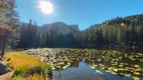 Blick-Auf-Den-Nymphensee-Auf-Der-Wanderung-Zum-Emerald-Lake-Im-Rocky-Mountain-National-Park