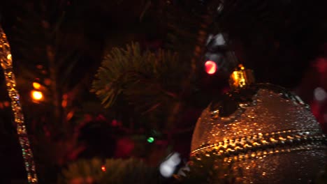 Funkelnde-Ornamente-An-Einem-Festlichen-Weihnachtsbaum