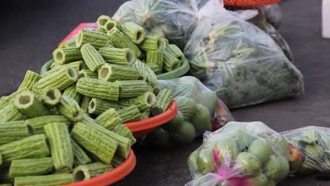 Rack-Fokus,-Frisches-Asiatisches-Gemüse-Zum-Verkauf-Am-Straßenrand