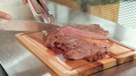 Closeup-of-a-chef-cutting-a-medium-rare-flank-beef