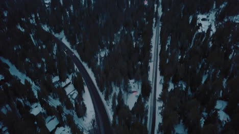 Drohnenaufnahme-Einer-Verschneiten-Straße-Am-Abend-In-Der-Nähe-Von-Lake-Tahoe
