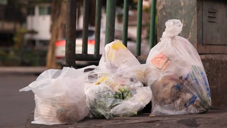 Müllsäcke,-Die-Morgens-Mit-Dem-Verkehr-Auf-Der-Straße-Liegen-Gelassen-Wurden