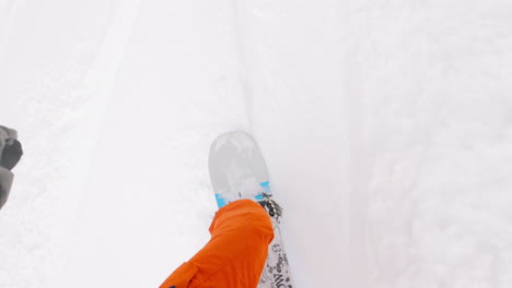 POV-Aufnahme-Eines-Snowboarders,-Der-Einen-Berg-Hinunterfährt