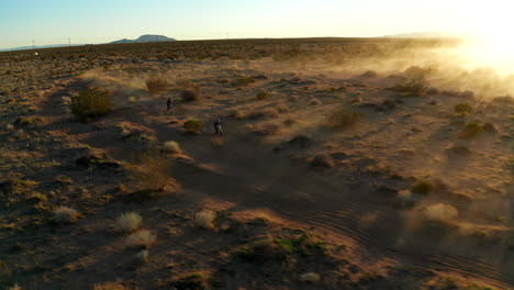 Luftaufnahme-Von-Jungen,-Die-Dirtbikes-Auf-Einer-Offroad-Strecke-In-Der-Mojave-Wüste-Fahren