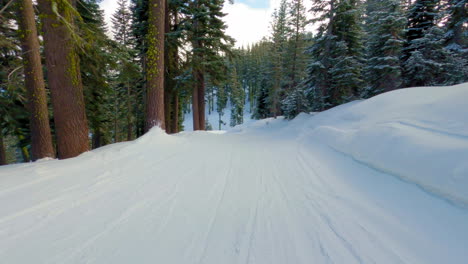POV-Aufnahme-Eines-Snowboarders,-Der-Durch-Ein-Skigebiet-Fährt