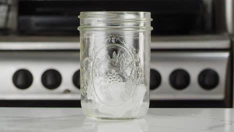 Eis,-Das-In-Ein-Einmachglas-Fällt