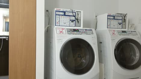 Eine-Kommerzielle-Münzbetriebene-Japanische-Waschmaschinen-Trockner-Kombination,-Die-Genau-Das-Tut,-Wofür-Sie-Gemacht-Ist