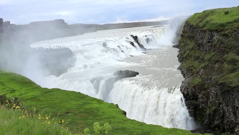 Gullfoss-„Golden-Falls“-Ist-Ein-Wasserfall-In-Einer-Schlucht-Des-Flusses-Hvita-Im-Südwesten-Islands