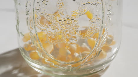 Maiskörner-Füllen-Ein-Einmachglas