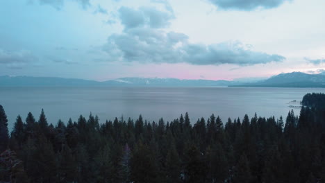 Toma-De-Drones-Del-Lago-Tahoe-Durante-La-Hora-Azul
