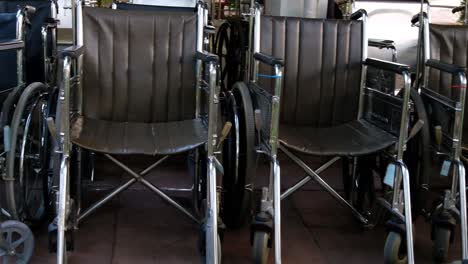 Reihen-Von-Rollstühlen,-Leer-Warten-Auf-öffentliche-Nutzung,-Schwenk-Nach-Links