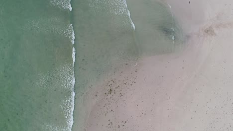 Luftbild-Von-Oben-Nach-Unten-Auf-Die-Küste-Von-Ko-Chang-Mit-Wellen-Und-Sandstrand
